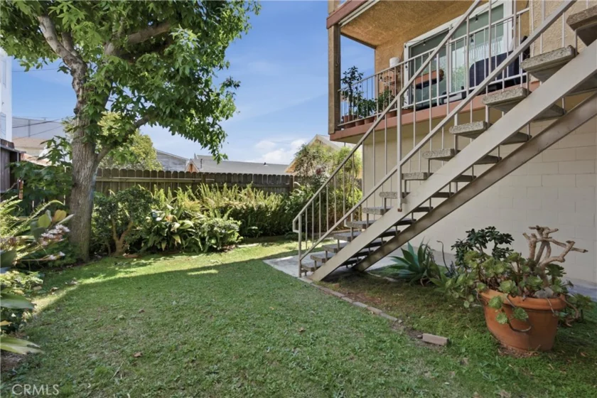 384 Redondo Avenue #401 photo 32