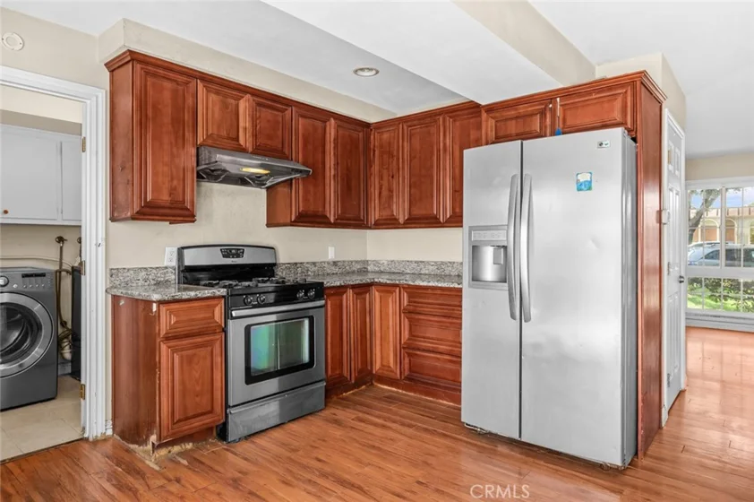 1804 W Glenoaks Avenue photo 3