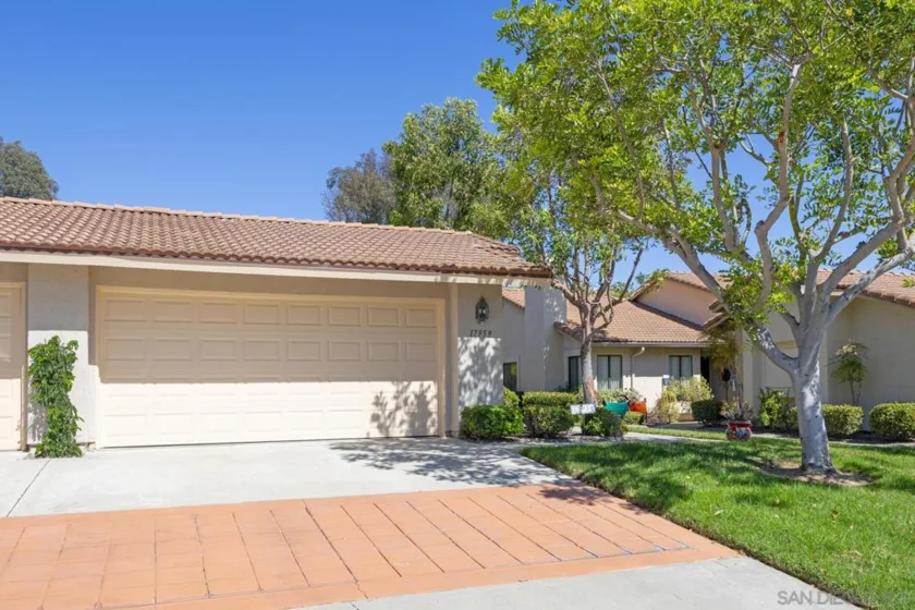 17959 Avenida Alozdra photo 2