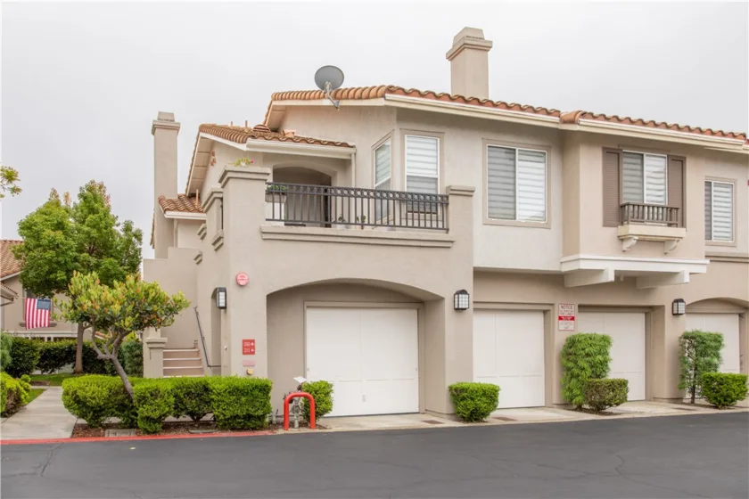 210 California Court photo 39