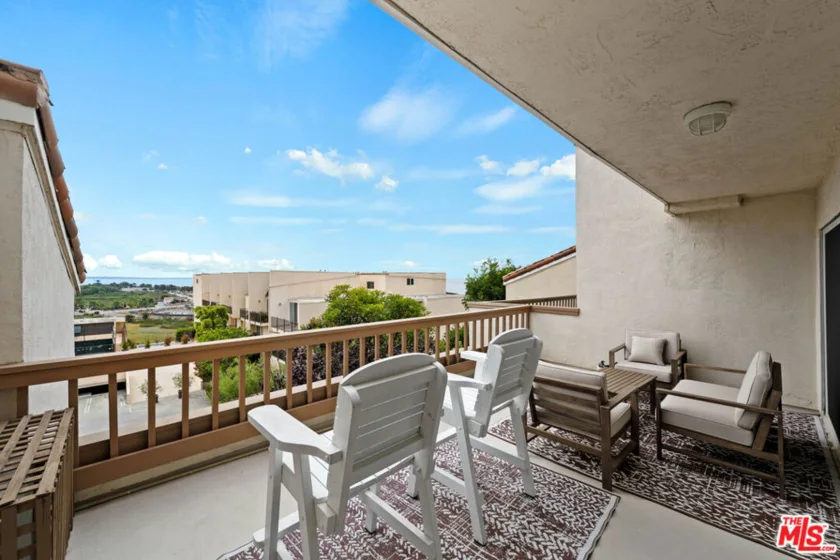 23908 De Ville Way #A photo 3