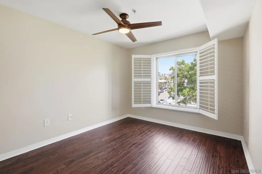 801 W Hawthorn #406 photo 7