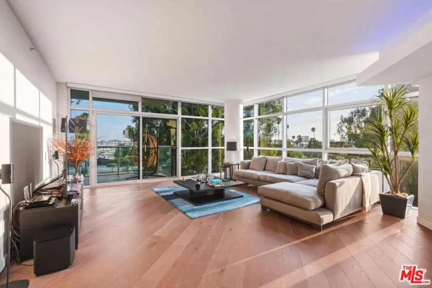 13700 Marina Pointe Drive #305 photo 1