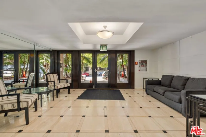 1262 S Barrington Avenue #204 photo 2