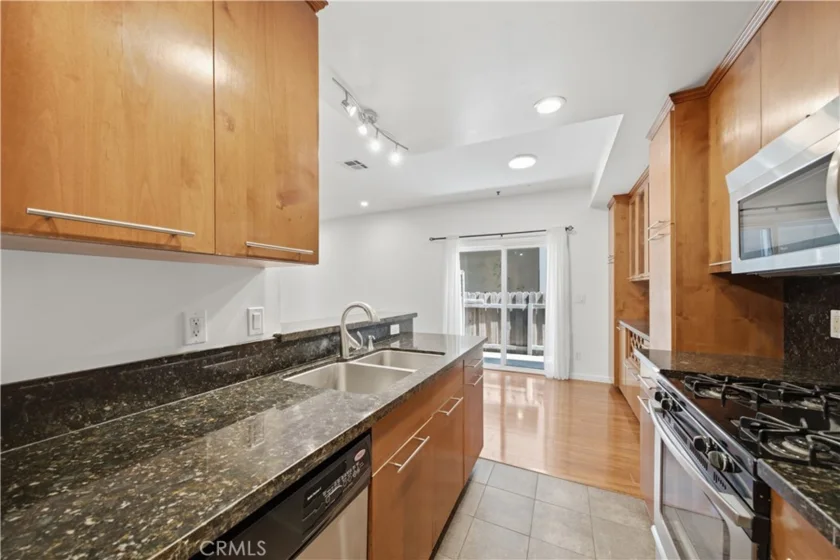 1554 N Hobart #2 photo 6