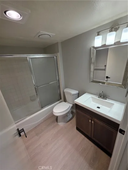6545 Reseda photo 16