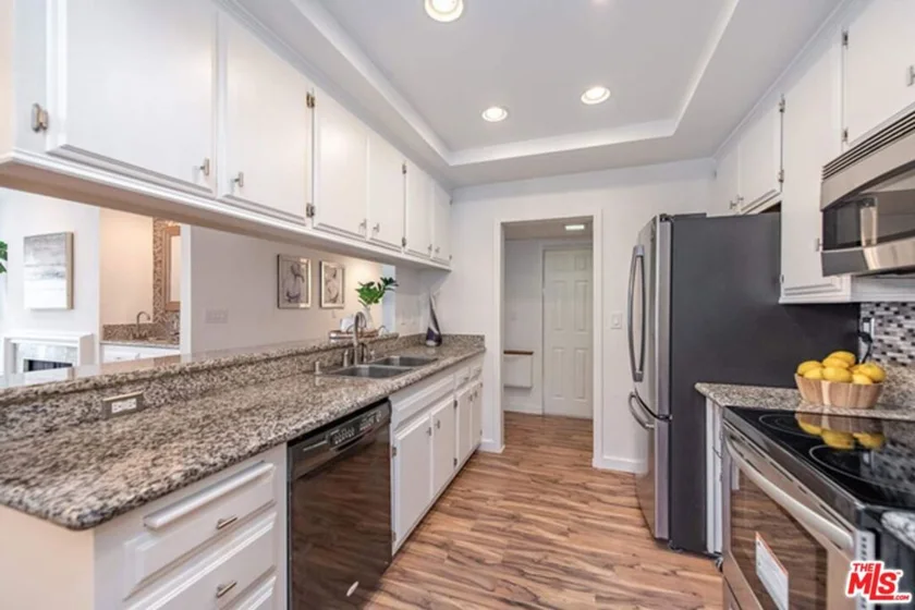 5139 Balboa Boulevard #203 photo 8