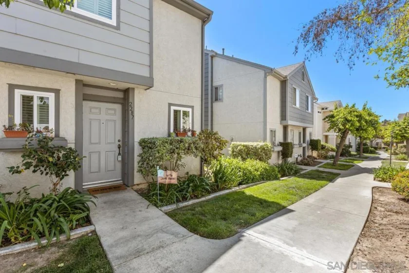 2287 Kings View Circle photo 1