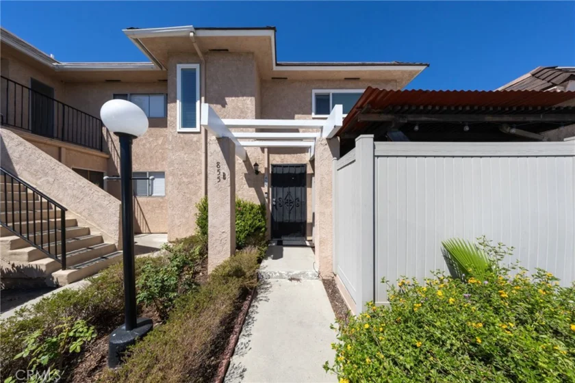 855 Las Lomas #B photo 2