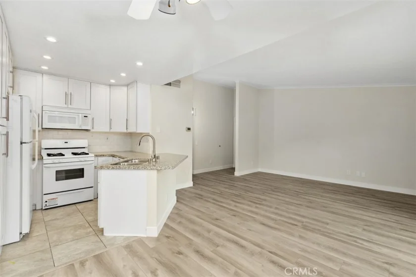 2576 Avenida Del Vista #204 photo 8