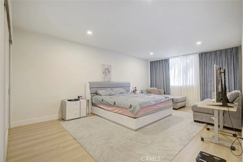 5411 Tyrone Avenue #203 photo 15