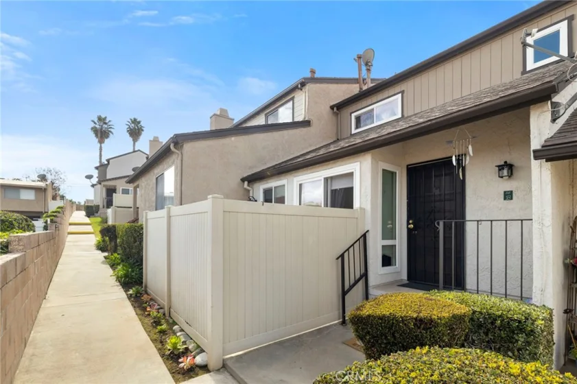 818 W Lambert Road #B photo 1
