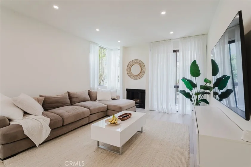 1305 N Columbus Avenue #204 photo 6