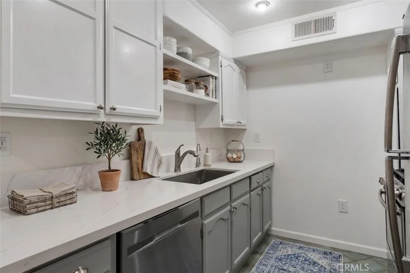 1434 S Point View Street #103 photo 2