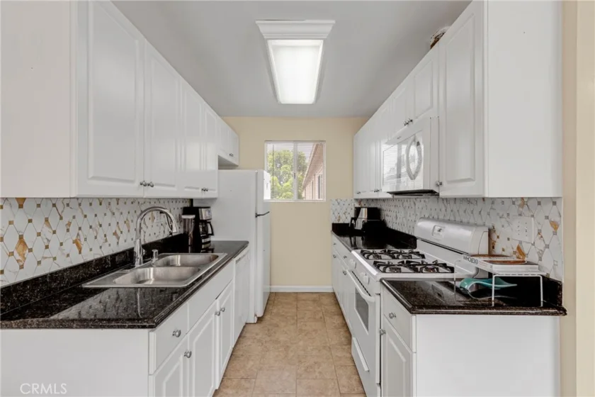 20214 Cohasset Street #16 photo 7