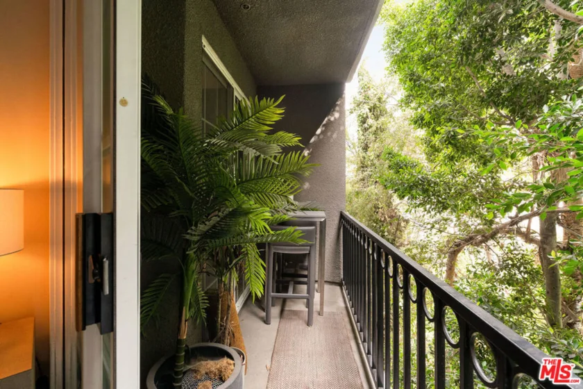 585 N Rossmore Avenue #407 photo 10