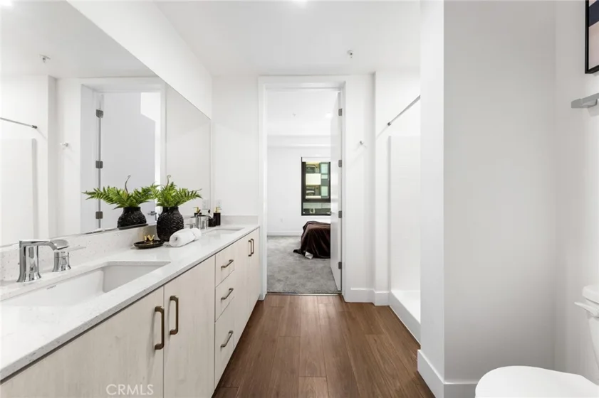 709 E Walnut Street #214 photo 8