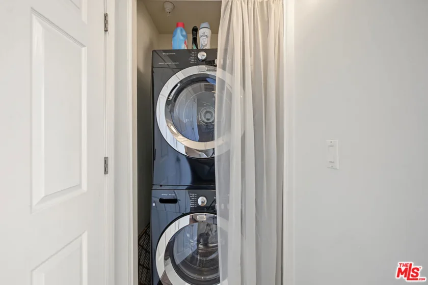 6038 Carlton Way #305 photo 16