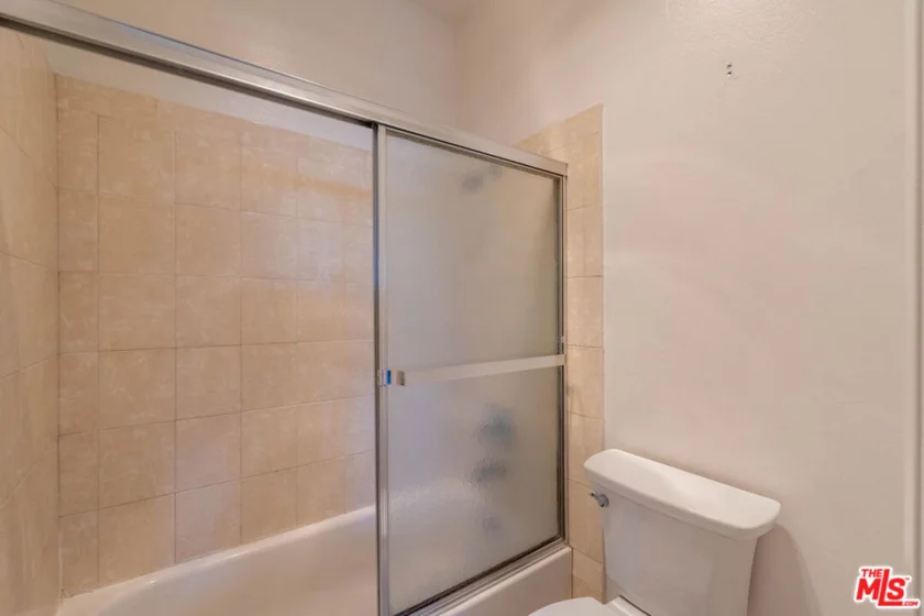 5135 Zelzah Avenue #305 photo 22