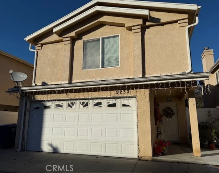 9233 Cedros photo 1