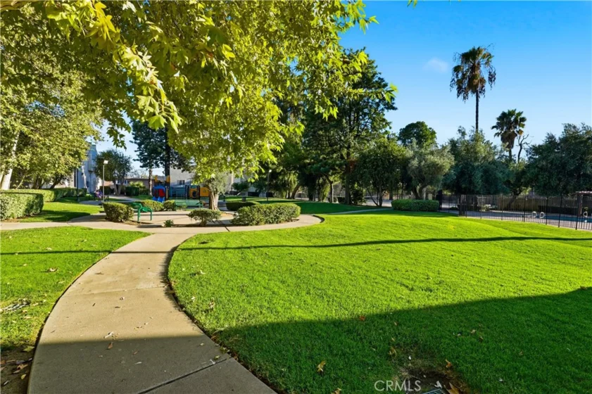 7651 Reseda photo 7