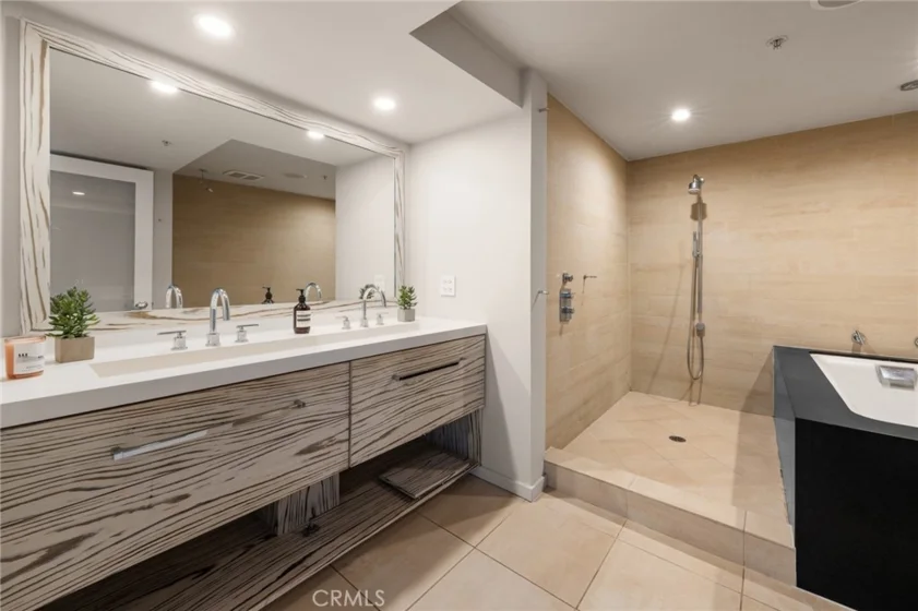 1037 N Laurel Avenue #11B photo 24
