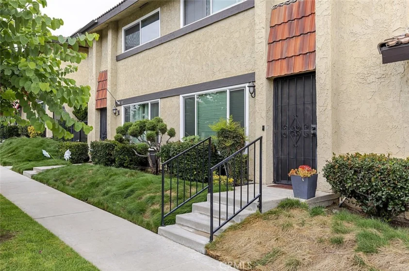 581 W Greenwood Avenue #6 photo 1