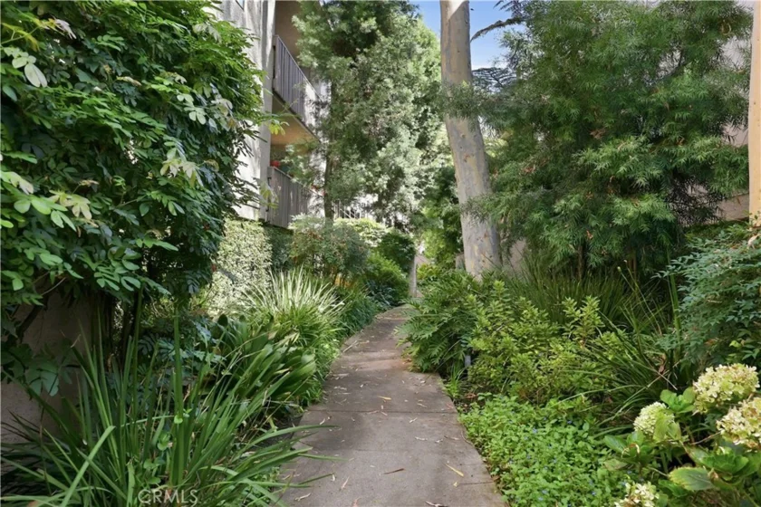 15207 Magnolia Boulevard #119 photo 35