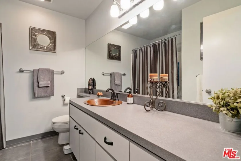 906 N Doheny Drive #221 photo 22