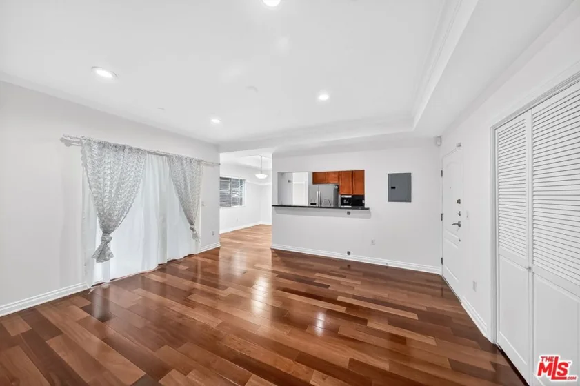 956 S Wilton Place #201 photo 20