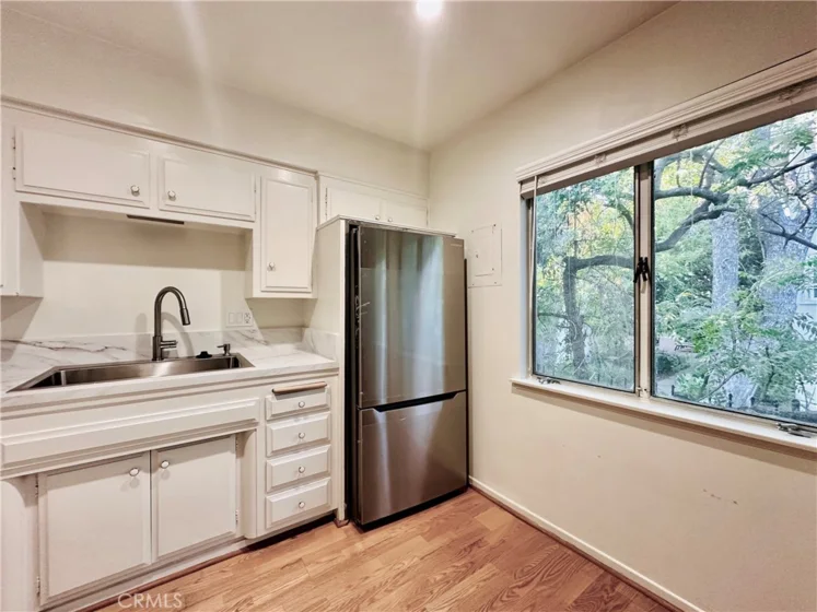 239 S Barrington Avenue #F8 photo 19