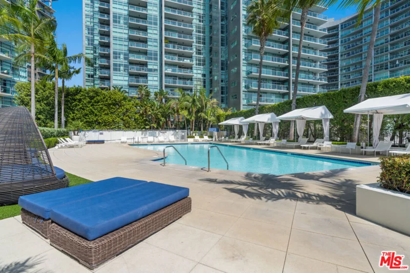 13700 Marina Pointe Drive #1126 photo 25