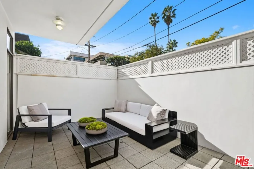 447 N Doheny Drive #102 photo 24