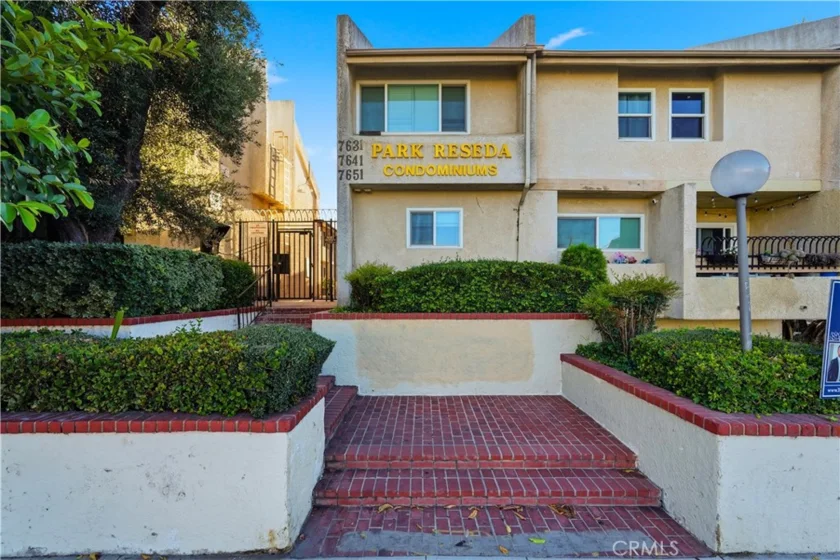 7651 Reseda photo 1