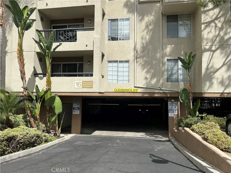 21520 Burbank #303 photo 1