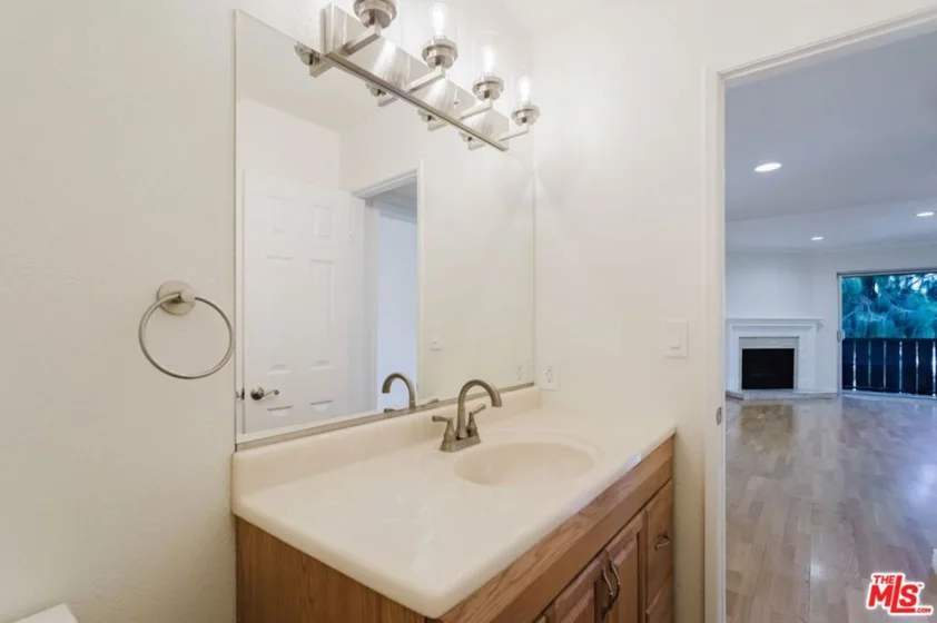 14980 Victory Boulevard #201 photo 13