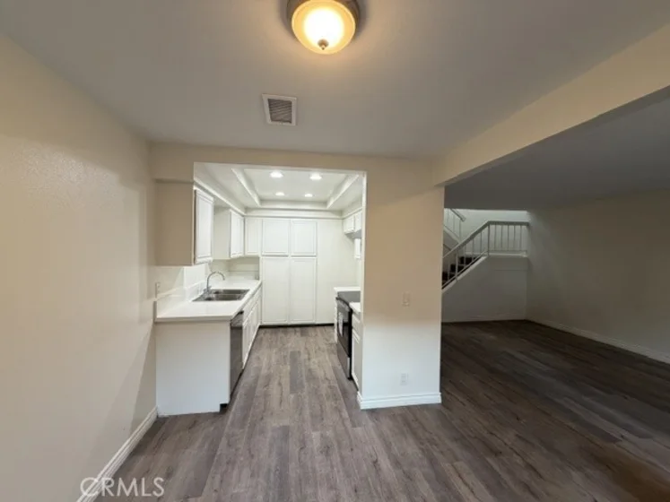 1021 W Lamark Lane photo 4
