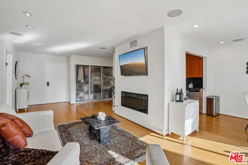 1124 N La Cienega Boulevard #301 photo 7
