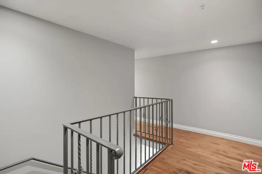 1426 N Laurel Avenue #110 photo 20