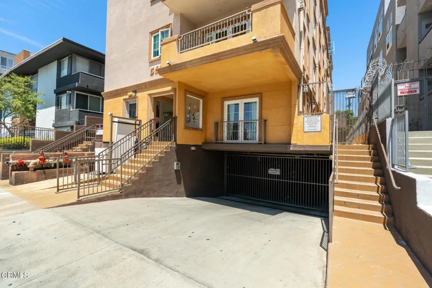 5633 Carlton Way #403 photo 1