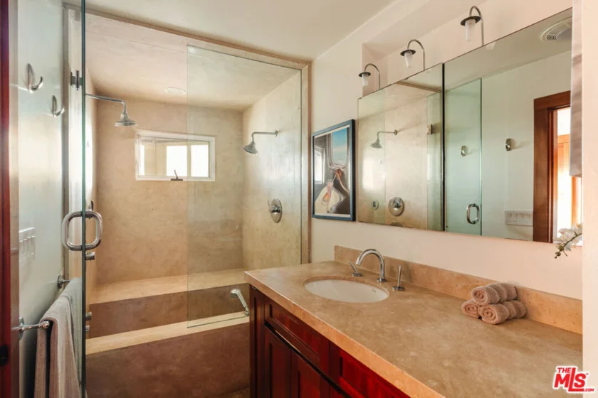 1366 Palisades Beach Road photo 10