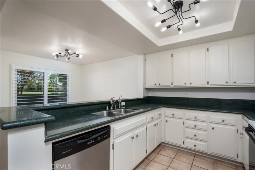 1352 N Mako photo 8