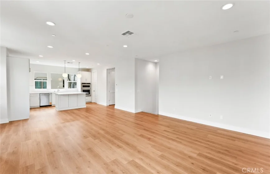 100 Pickwick Lane photo 7