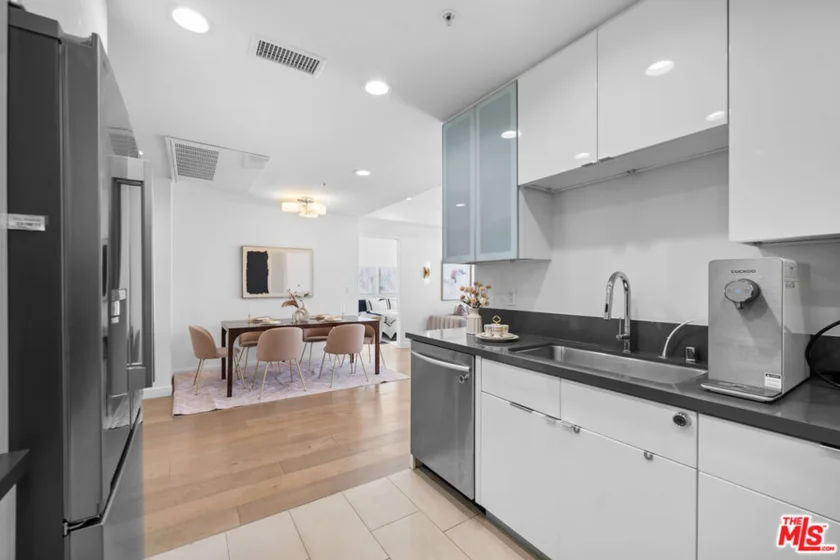 105 S Mariposa Avenue #204 photo 25