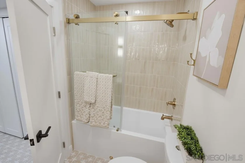 387 N Melrose #D photo 32