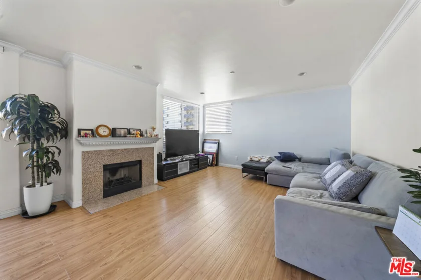 1049 S Hobart Boulevard #203 photo 1