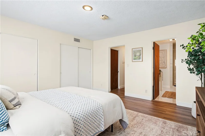 N Laurel Avenue #202 photo 5