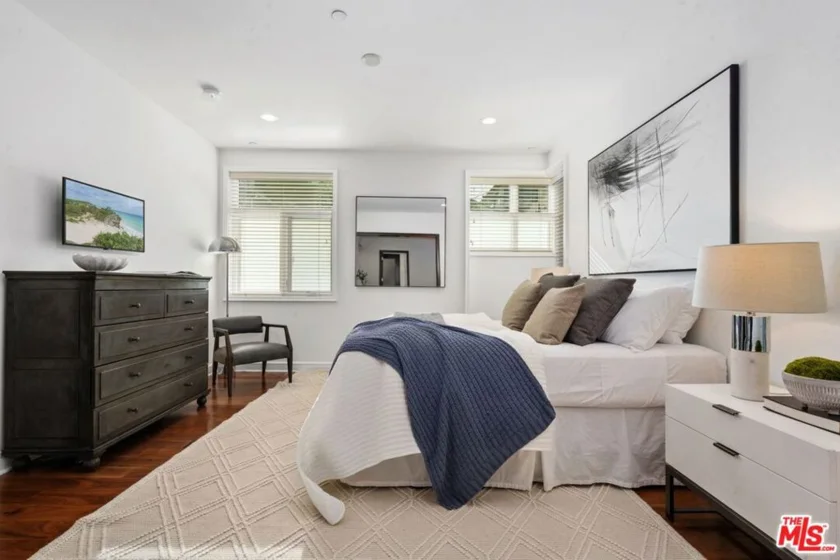 447 N Doheny Drive #102 photo 25