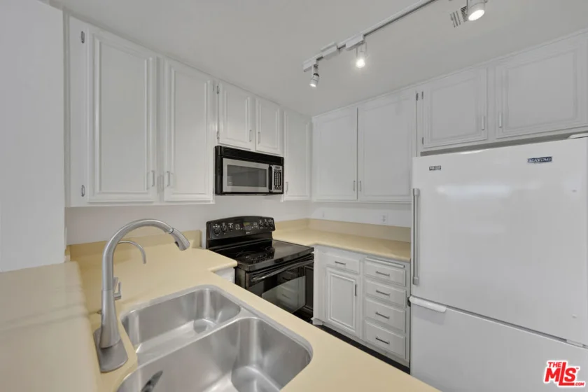 121 S Hope Street #429 photo 35