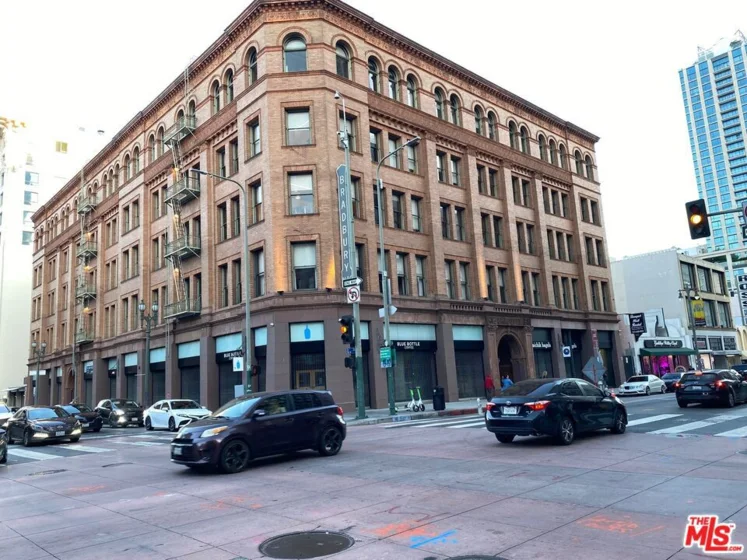 253 S Broadway #403 photo 26